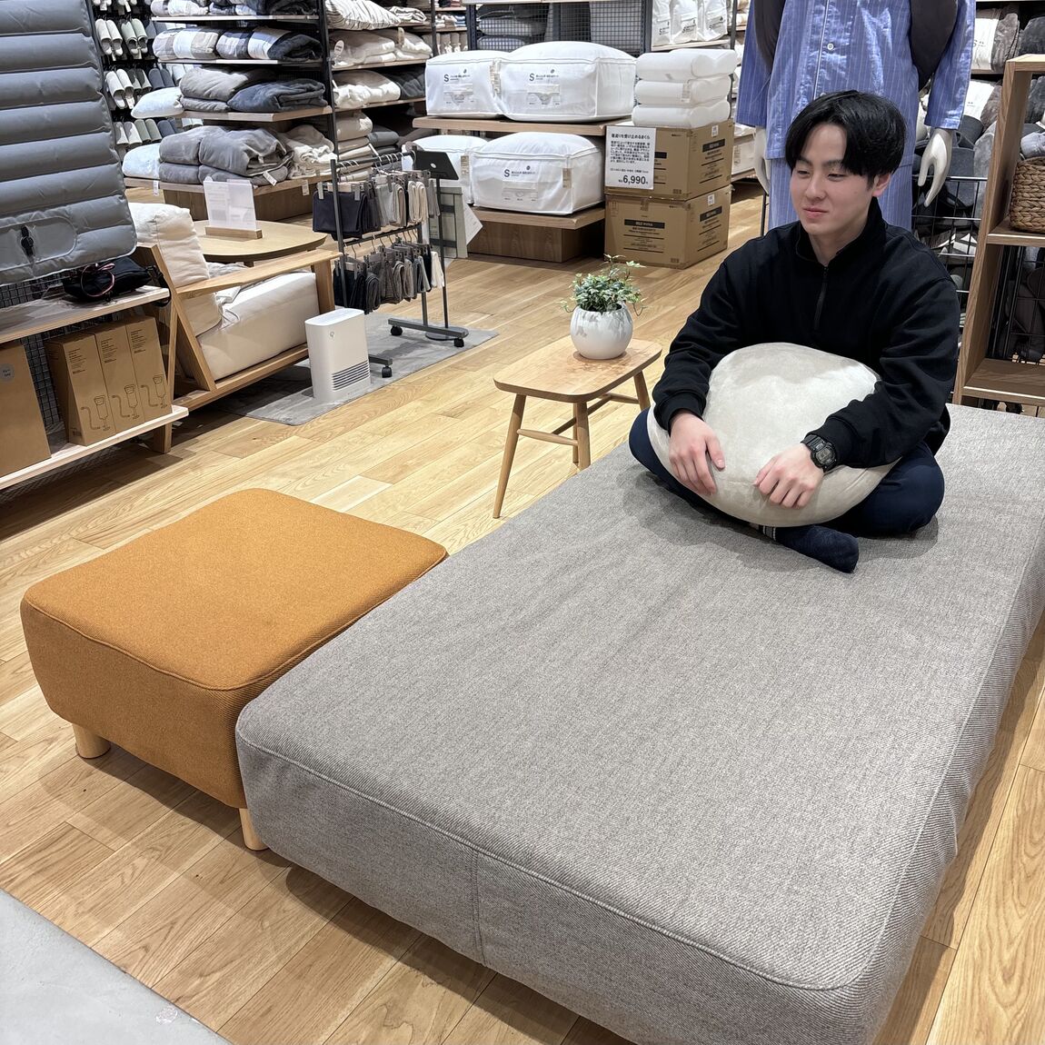 イオン延岡】新商品| 脚付マットレスポケットコイルと脚付スツール